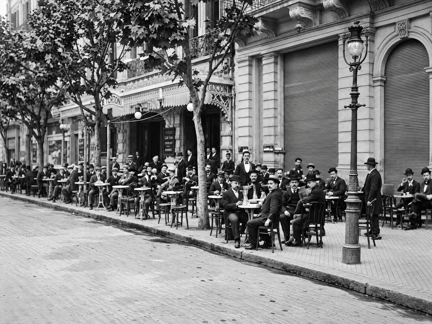 Mesas en la vereda de Avenida de Mayo