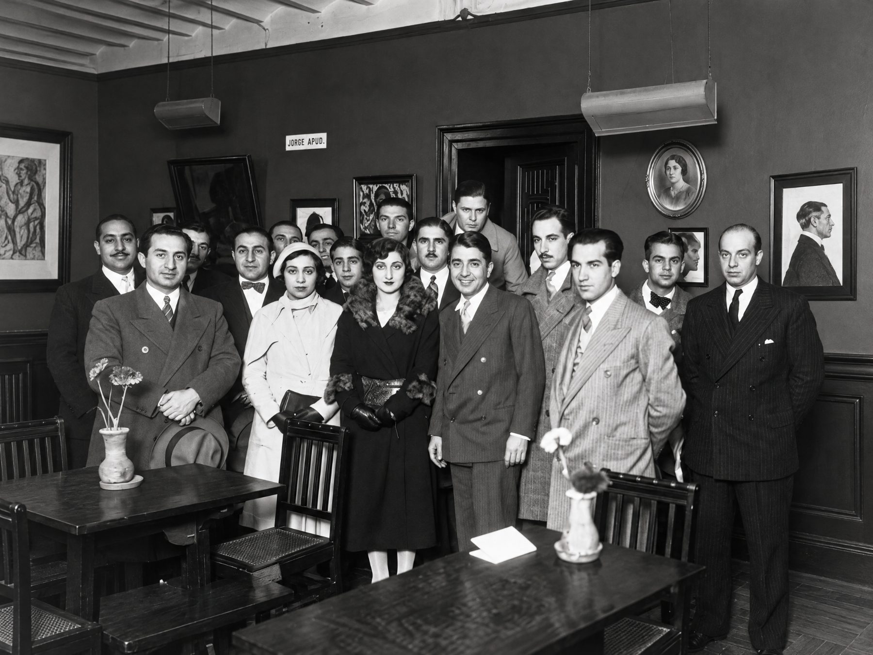 Carlos Gardel con amigos en el café