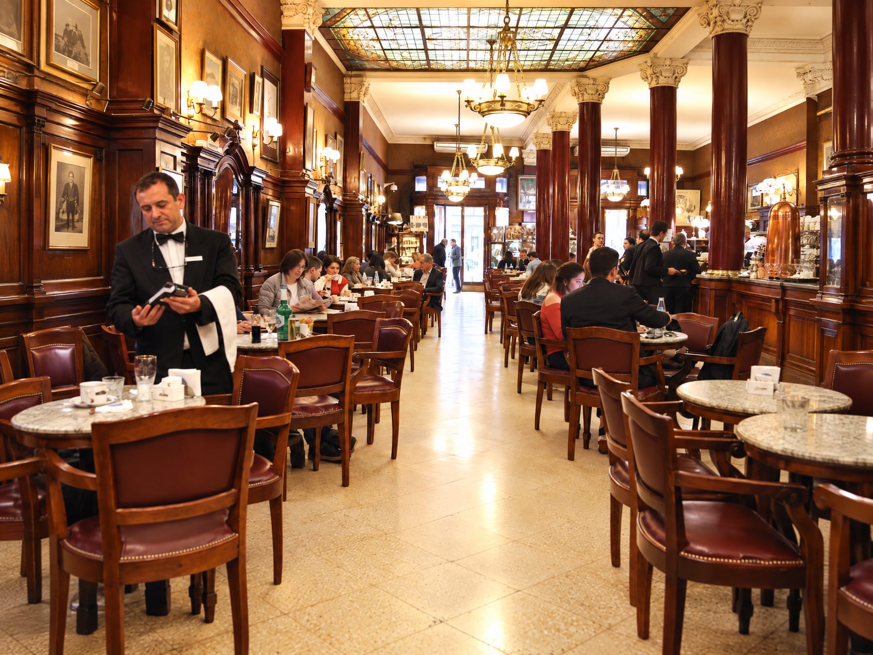El salón hoy, con un mozo atendiendo