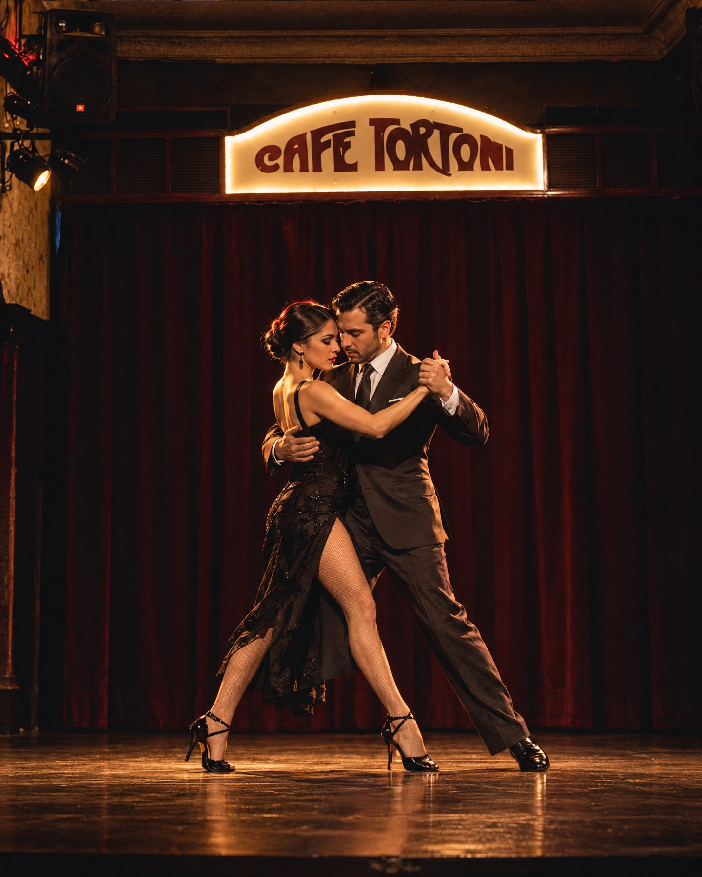 Pareja de tango en el escenario