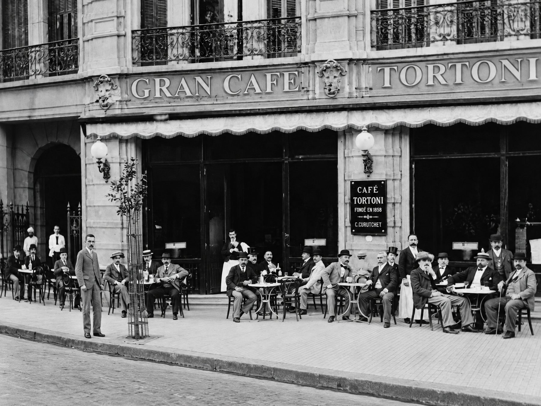 La terraza del Tortoni sobre Avenida de Mayo